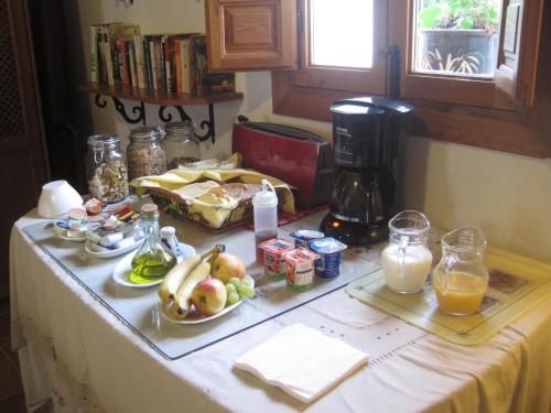 a kitchen counter with a table with fruit and juice at Escuela La Crujía in Vélez-Málaga