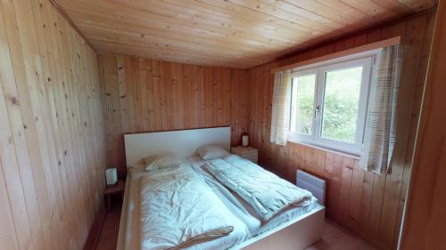 ブラッテン・バイ・ナータースにあるFelsheim FH0の窓付きの木造の部屋のベッド1台