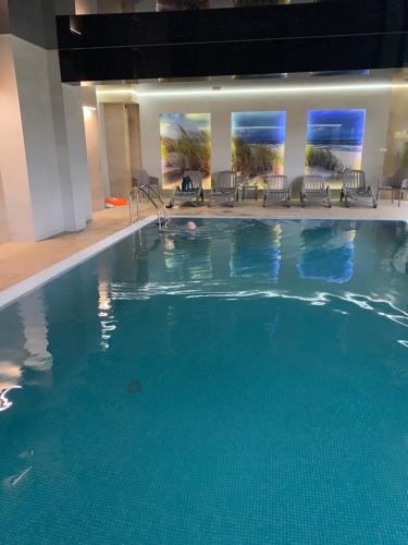 una grande piscina in una camera d'albergo di Apartament Komfortowy z klimatyzacja Plazowa 6 a Kołobrzeg
