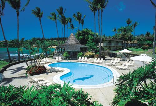 拉海納的住宿－Napili Shores Maui by OUTRIGGER - No Resort & Housekeeping Fees，中间有鲨鱼的游泳池