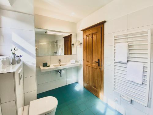 a bathroom with a toilet and a sink at Landhaus Sonneck in Weissensee