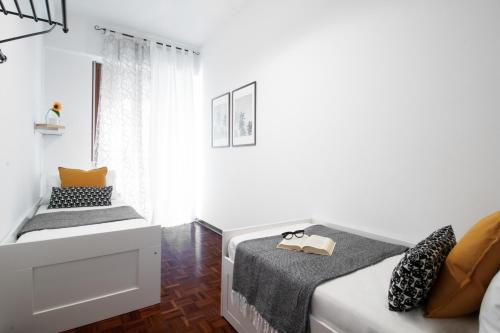 ラパッロにあるSunflowerの白いベッドルーム(ベッド1台、窓付)