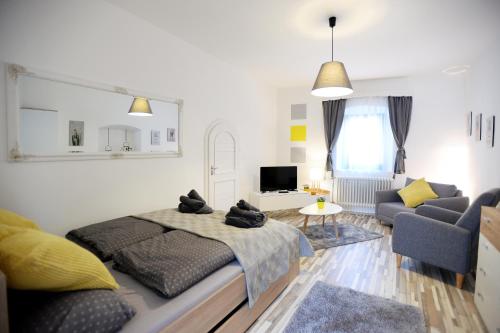 een slaapkamer met een bed en een woonkamer bij Castle Garden Apartman in Eger