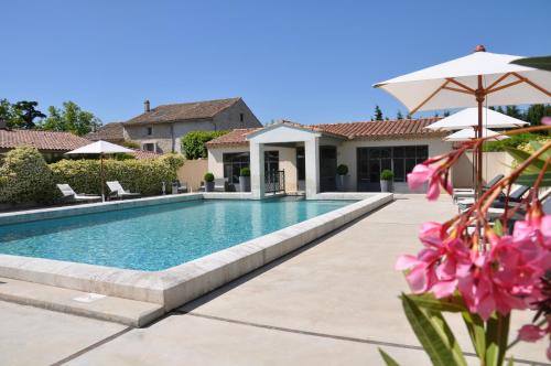 une piscine devant une maison dans l'établissement La Maison de Line, à Saint-Rémy-de-Provence