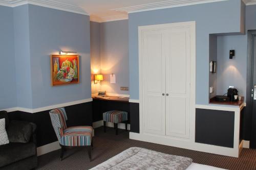 a hotel room with a bed and a desk at Maison Lia in Châlons-en-Champagne