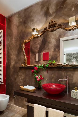 a bathroom with a red sink and a mirror at Agriturismo l'Adagio in Badalucco