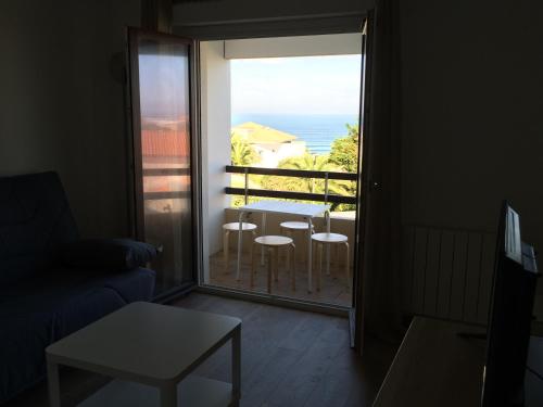 安格雷的住宿－L' Ocean et les plages, tout a pied，客房享有带桌椅的阳台的景致。