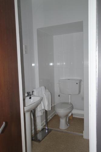 A bathroom at Gable End Hotel 