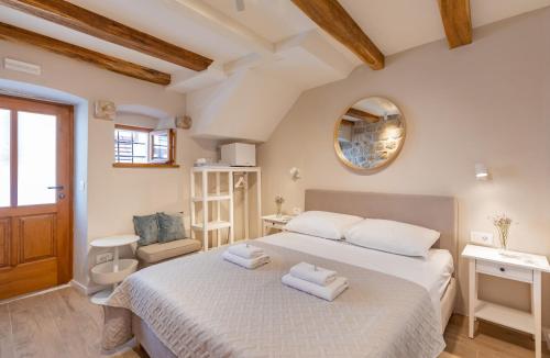 Łóżko lub łóżka w pokoju w obiekcie Live Laugh Love Dubrovnik Luxury Rooms