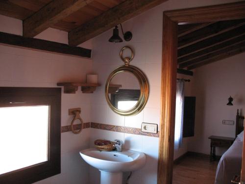 y baño con lavabo y espejo. en Antiguas Eras La Alberca, en La Alberca