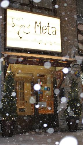  Hotel Meta -  Room  picture :    Tea/Coffee maker    Bath    Safety deposit box                            