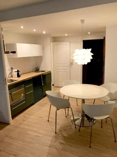 une cuisine et une salle à manger avec une table et des chaises dans l'établissement LE CLIO CARRÉ D'OR BEACH APARTMENT, à Nice