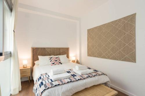 Een bed of bedden in een kamer bij TGH/ Málaga center urban style
