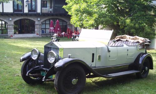an old car parked on the grass in a yard at Antiguas Eras La Alberca in La Alberca