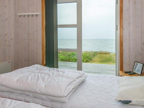 Llit o llits en una habitació de One-Bedroom Holiday home in Bjert 1
