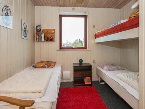 Hejlsにある5 person holiday home in Hejls-By Traumのベッドルーム1室(二段ベッド2台、赤いラグ付)