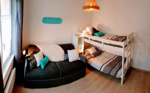 Postel nebo postele na pokoji v ubytování TERRASSE -100 m PLAGE -parking moto-GRAND APPARTEMENT-8 PERS