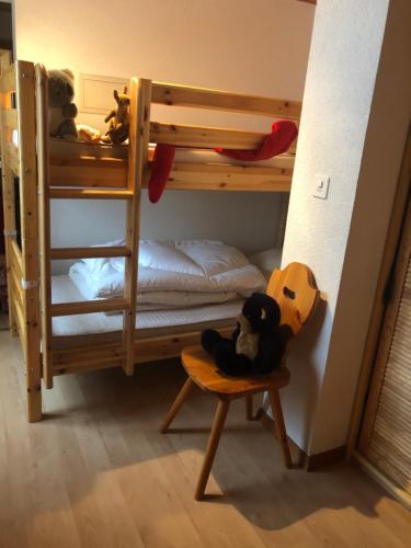 a bunk bed with two bunk beds with stuffed animals at Au village d'Evolène, bel appartement avec terrasse in Evolène