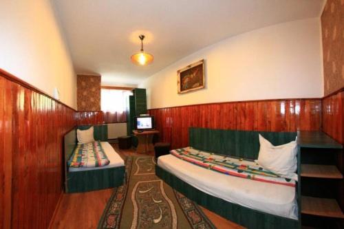a room with two beds and a tv in it at Motel Hanul Balota in Drobeta-Turnu Severin