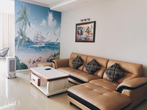 sala de estar con sofá y mesa de centro en The Grand Condotel, en Vung Tau