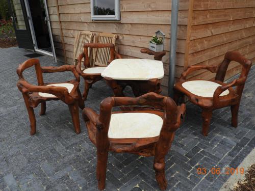 a set of four chairs and a table and a table and chairs at Romala's Home 1 en 2 in Kiel
