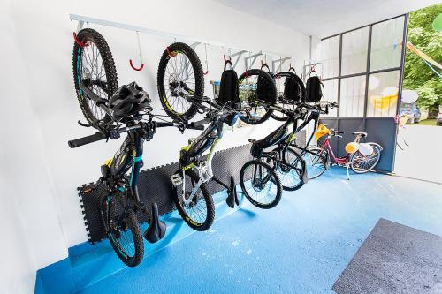 Vélo sur le terrain de l'établissement Hotel Piuro ou dans les environs