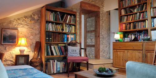 una habitación con estanterías llenas de libros en Les Glycines Bed & Breakfast, en Eymet
