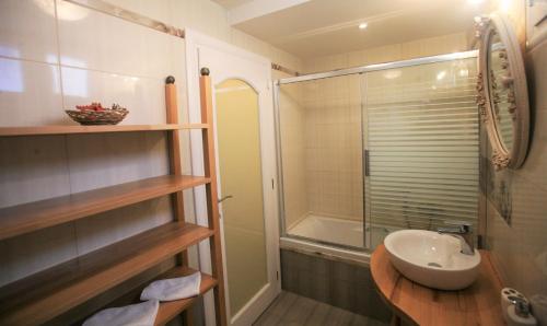 uma pequena casa de banho com um lavatório e um chuveiro em Villa Artemis em Barbati