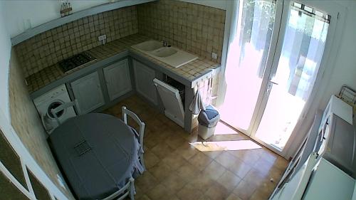 - une vue de tête sur une cuisine avec une table et un évier dans l'établissement gite des arènes, à Candillargues