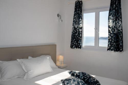 a bedroom with a bed and a window at Residence Monte Cristo in Sainte-Lucie de Porto-Vecchio