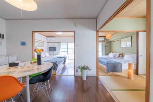 広島市にあるSUNDAY peace room 中島 #24のベッドルーム1室、リビングルーム(ベッド2台、テーブル付)が備わります。
