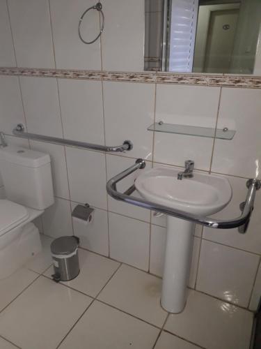 ein Badezimmer mit Waschbecken und Toilette in der Unterkunft Hotel Athenas e Convenções in Araçatuba