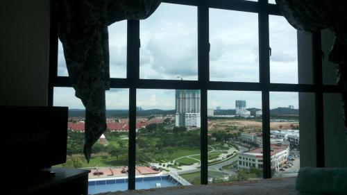 uma vista da cidade a partir de uma janela em Luxe Suites at Skyloft em Johor Bahru