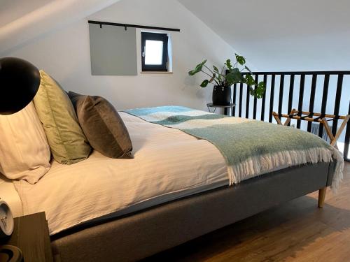 Ένα ή περισσότερα κρεβάτια σε δωμάτιο στο Appartement de Lerarenkamer in de Oude School