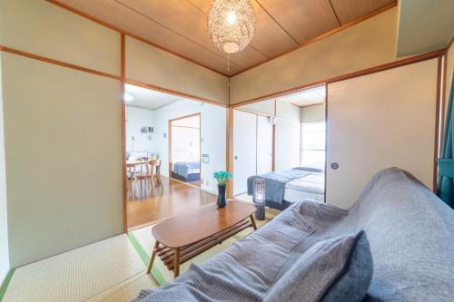 广岛SUNDAY peace room 中島 #24的带沙发的客厅和卧室