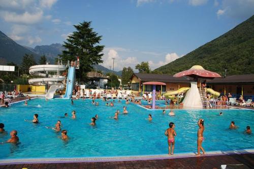 un gruppo di persone in piscina di Chalet Rent Porlezza a Porlezza