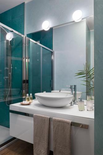 a bathroom with a sink and a large mirror at Agriturismo l'Adagio in Badalucco