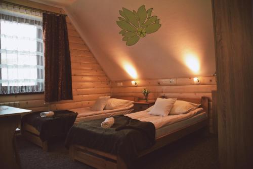 Кровать или кровати в номере Ziaciówka