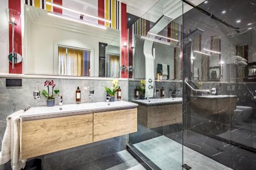 a bathroom with two sinks and a shower at Arte' Boutique Hotel in Florence
