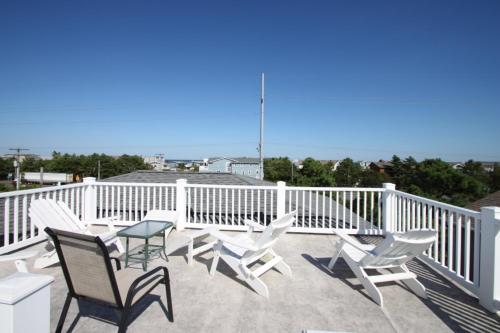 a patio with chairs and a table on a balcony at 96 Mays Way, SOUTH Bethany Beach in Bethany Beach