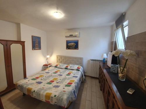 1 dormitorio con 1 cama y vestidor en Casa del Mare, en Formia