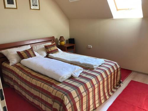 Un pat sau paturi într-o cameră la Prosper Lovasklub Panzió