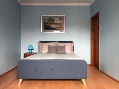 Un pat sau paturi într-o cameră la Dom Aptekarza