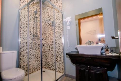BarreiraにあるA Queijariaのバスルーム(シャワー、洗面台、トイレ付)