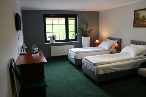 Hotel Kruk في سمارديسيفيتشي: غرفة نوم بسريرين ومكتب ونافذة