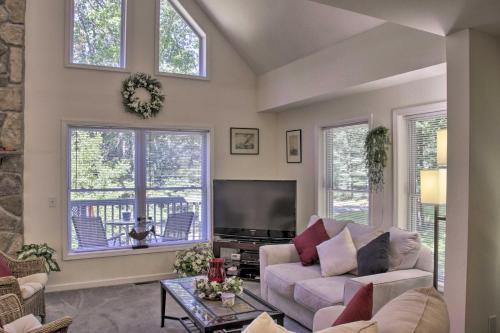 Ein Sitzbereich in der Unterkunft Spacious Home with Deck, Grill and Delaware River View