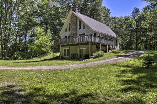 Ein Garten an der Unterkunft Spacious Home with Deck, Grill and Delaware River View