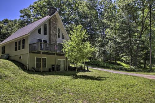 Ein Garten an der Unterkunft Spacious Home with Deck, Grill and Delaware River View