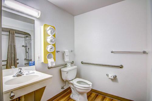 Łazienka z białą toaletą i umywalką w obiekcie Motel 6-Menomonie, WI w mieście Menomonie