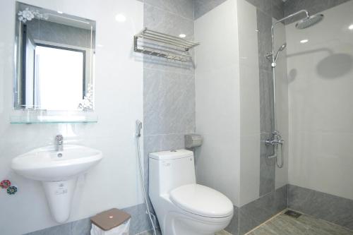 Tân Thi Hotel في كوي نون: حمام مع مرحاض ومغسلة